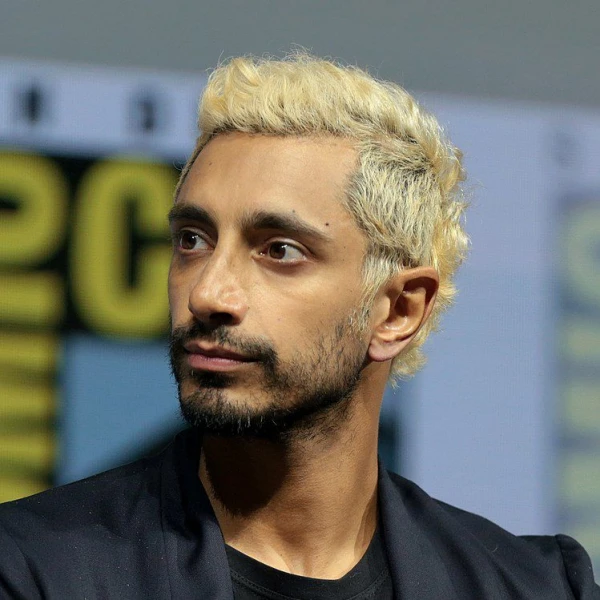 <strong>Riz Ahmed</strong>. Immagine di Gage Skidmore.