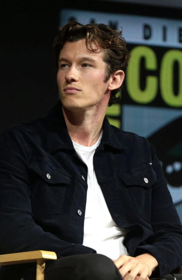 <strong>Callum Turner</strong>. Immagine di Gage Skidmore.